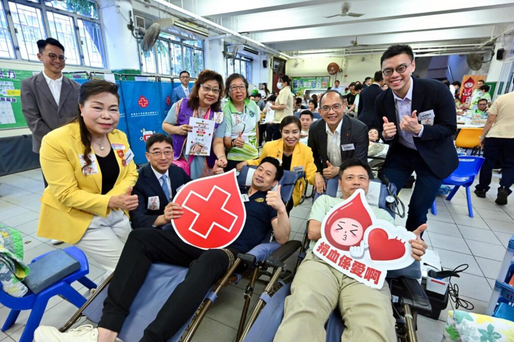 有些人做公益，靠的是一時熱血；也有人把公益活成一種習慣——不張揚、不講排場，但每一步都落在最需要的地方。這次專訪，我們走近香港東方瑞龍獅子會創會會長葉文龍師傅：從支援基層孩子走上舞台找回自信、到醫療車義診送藥的長線陪伴；從帶邊緣青少年在運動中學會自律與自保、到在突發事件中走到前線煮飯送餐。葉文龍師傅相信，社會的缺口不會只靠某一種力量補上；真正能撐起城市溫度的，是一群人願意持續把時間、資源與雙手交出來——讓善意不止停留在口號，而是具體地抵達每一個需要被看見的人。