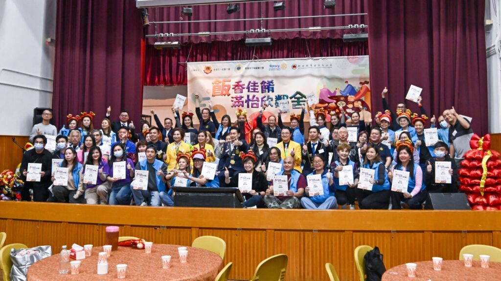 有些人做公益，靠的是一時熱血；也有人把公益活成一種習慣——不張揚、不講排場，但每一步都落在最需要的地方。這次專訪，我們走近香港東方瑞龍獅子會創會會長葉文龍師傅：從支援基層孩子走上舞台找回自信、到醫療車義診送藥的長線陪伴；從帶邊緣青少年在運動中學會自律與自保、到在突發事件中走到前線煮飯送餐。葉文龍師傅相信，社會的缺口不會只靠某一種力量補上；真正能撐起城市溫度的，是一群人願意持續把時間、資源與雙手交出來——讓善意不止停留在口號，而是具體地抵達每一個需要被看見的人。