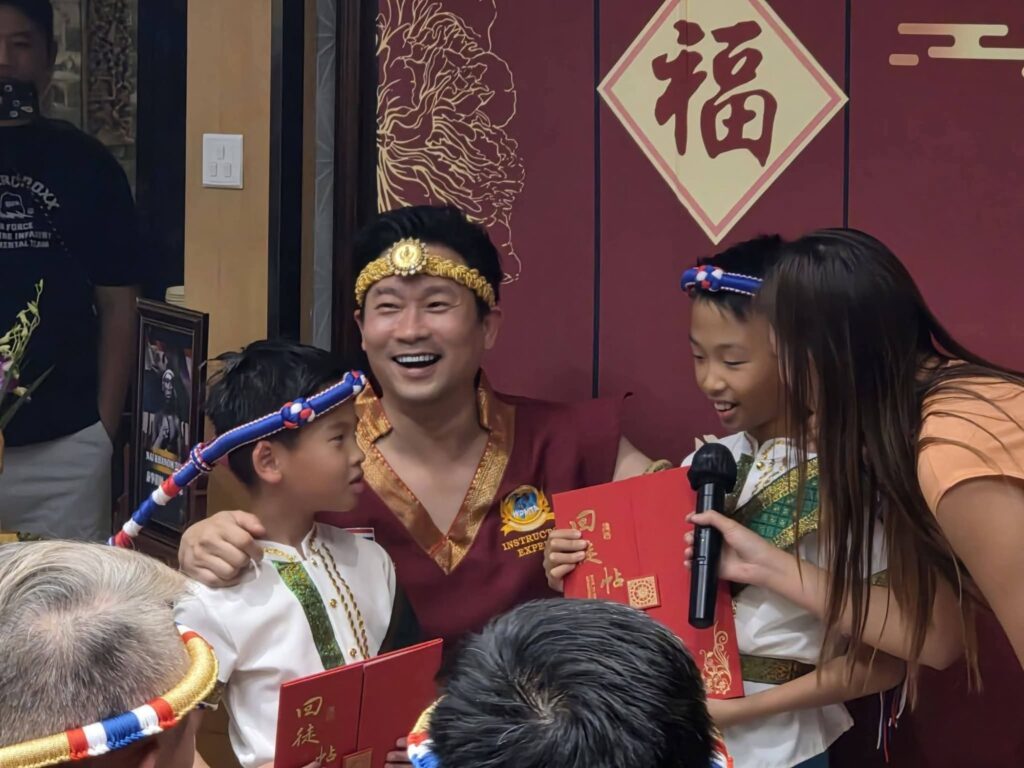 如果你以為泰拳只是「誰更能打」，那你未必見過葉文龍師傅這種把一門運動活成一條路的人。他的故事好看，不在於拳有多重，而在於人生有多硬：從基層環境長大，年少做過各式各樣的散工、也曾被人看輕；到後來靠一股不服輸，把自己練成拳王；再把個人的勝利，轉化成一個能讓香港走向國際的賽事品牌——I-1世界泰拳賽會。更重要的是，他沒有把泰拳留在擂台，而是帶進教室與社區，讓孩子學到紀律、禮貌、自信與自我保護。這次專訪，我們想寫的不是「英雄傳」，而是一位香港泰拳人，如何用三十多年把熱愛做成專業、把專業做成影響力。
