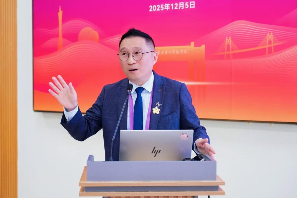 教育現場最難的,往往不是制度與資源,而是人在壓力之下,仍能否守住一個基本信念:把每個孩子當作一個人來對待。聖公會聖提摩太小學 田少斌校長的分享,沒有刻意包裝成「成功學」,他更願意把一路走來的轉折、掙扎與反省攤開來講:為何中三就立志當老師、為何曾用嚴厲方式管教、又如何在自我覺察後重新學習教育。在愈來愈講求效率、成果與比較的年代,他選擇把「人」放回最前面:不是只把少數人推到最高,而是要穩穩接住每一個孩子,讓他們在自己的節奏裡發光,帶著尊嚴與信心走向成長。
