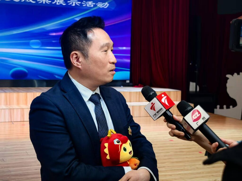 教育現場最難的,往往不是制度與資源,而是人在壓力之下,仍能否守住一個基本信念:把每個孩子當作一個人來對待。聖公會聖提摩太小學 田少斌校長的分享,沒有刻意包裝成「成功學」,他更願意把一路走來的轉折、掙扎與反省攤開來講:為何中三就立志當老師、為何曾用嚴厲方式管教、又如何在自我覺察後重新學習教育。在愈來愈講求效率、成果與比較的年代,他選擇把「人」放回最前面:不是只把少數人推到最高,而是要穩穩接住每一個孩子,讓他們在自己的節奏裡發光,帶著尊嚴與信心走向成長。