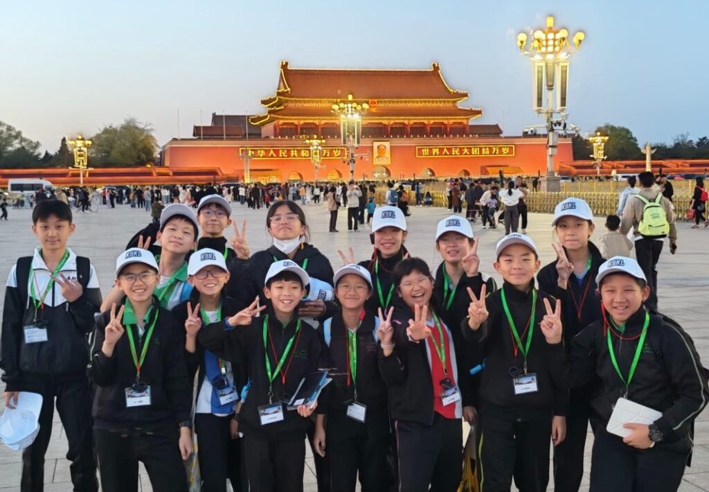 談到一間學校做得好,很多人第一時間會想到成績、操練與名次;但在聖公會九龍灣基樂小學 陳小燕校長 的教育觀裡,這些從來不是唯一答案。她更在意的是:孩子在校園裡能否被尊重地對待、能否在跌倒時有人願意聽與陪、能否在學習以外建立品格與責任感。對她來說,懂得尊重、願意承擔、面對挫折不輕言放棄,比一時的排名更能陪孩子走得長遠。這次專訪,我們從她的家庭背景、求學轉折、球場經驗與多年校園實務出發,梳理她如何以日常的細節與長期的堅持,建立一種更重視孩子整體成長的校園文化,也讓更多孩子在學校裡逐步建立自信與方向。