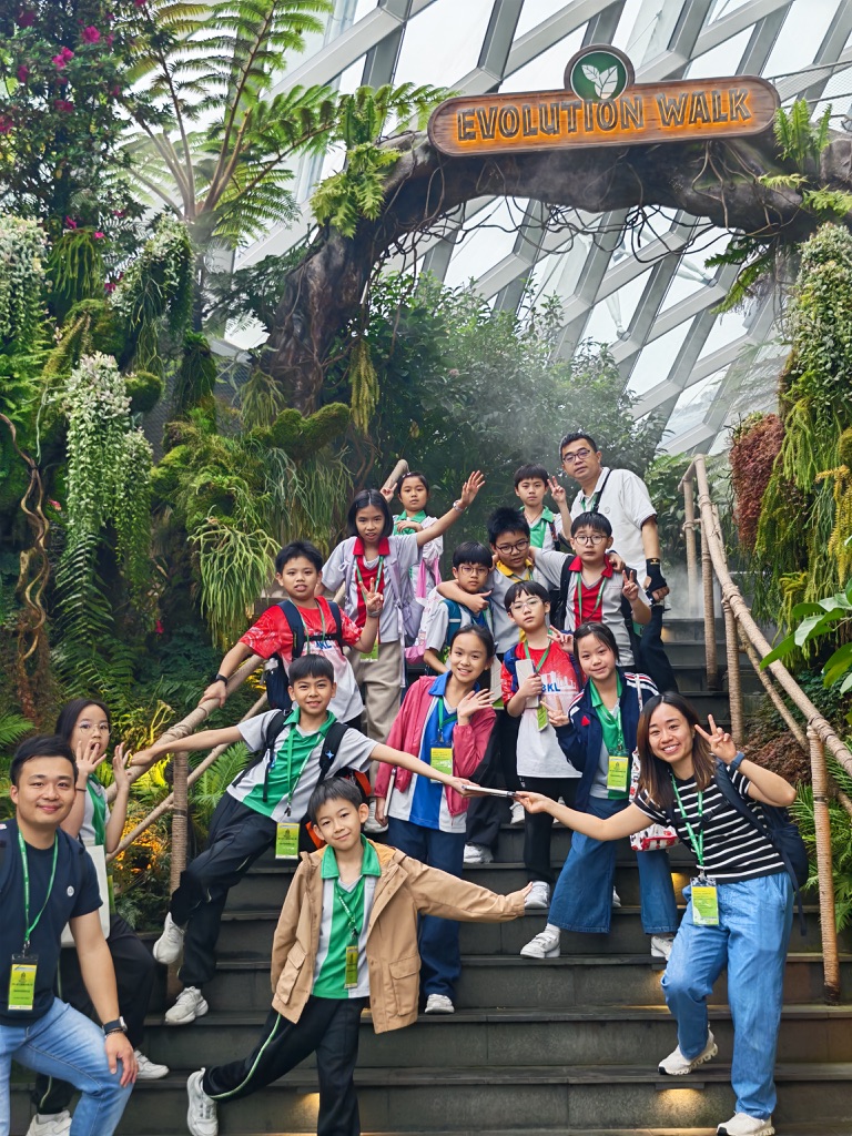 談到一間學校做得好,很多人第一時間會想到成績、操練與名次;但在聖公會九龍灣基樂小學 陳小燕校長 的教育觀裡,這些從來不是唯一答案。她更在意的是:孩子在校園裡能否被尊重地對待、能否在跌倒時有人願意聽與陪、能否在學習以外建立品格與責任感。對她來說,懂得尊重、願意承擔、面對挫折不輕言放棄,比一時的排名更能陪孩子走得長遠。這次專訪,我們從她的家庭背景、求學轉折、球場經驗與多年校園實務出發,梳理她如何以日常的細節與長期的堅持,建立一種更重視孩子整體成長的校園文化,也讓更多孩子在學校裡逐步建立自信與方向。