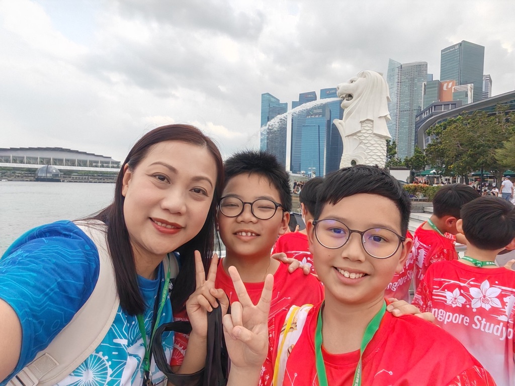 談到一間學校做得好,很多人第一時間會想到成績、操練與名次;但在聖公會九龍灣基樂小學 陳小燕校長 的教育觀裡,這些從來不是唯一答案。她更在意的是:孩子在校園裡能否被尊重地對待、能否在跌倒時有人願意聽與陪、能否在學習以外建立品格與責任感。對她來說,懂得尊重、願意承擔、面對挫折不輕言放棄,比一時的排名更能陪孩子走得長遠。這次專訪,我們從她的家庭背景、求學轉折、球場經驗與多年校園實務出發,梳理她如何以日常的細節與長期的堅持,建立一種更重視孩子整體成長的校園文化,也讓更多孩子在學校裡逐步建立自信與方向。