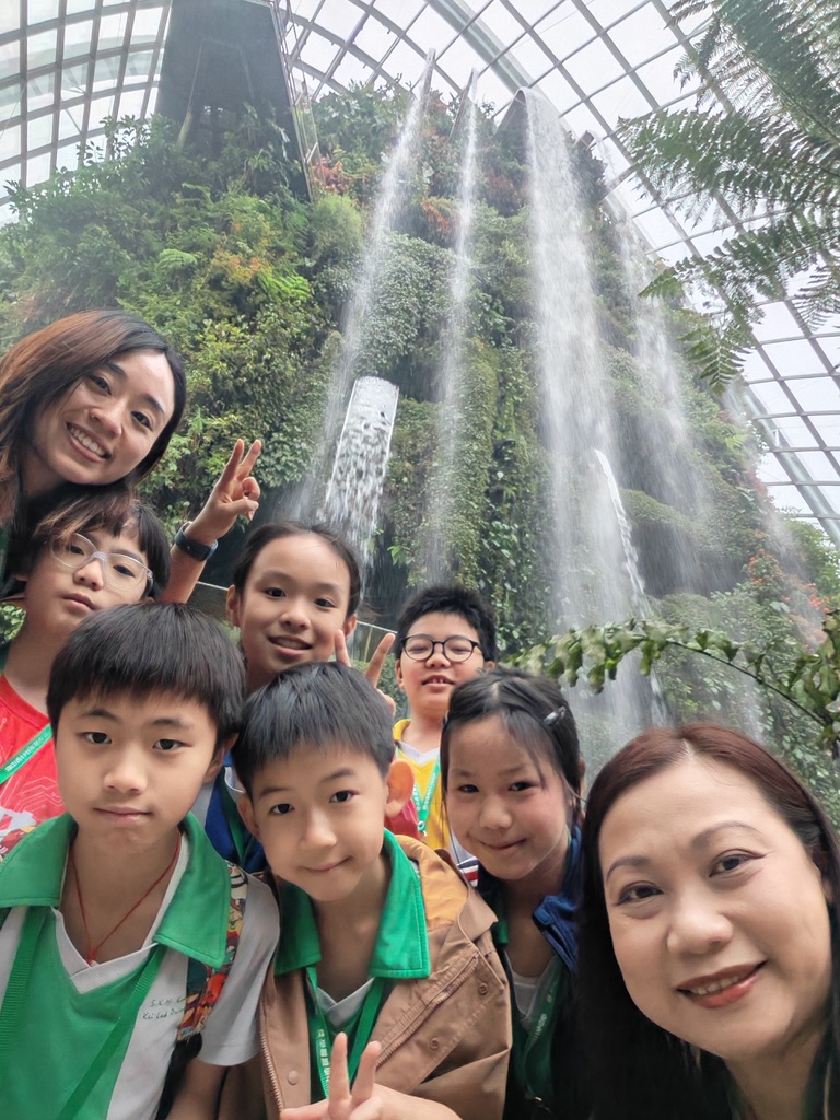 談到一間學校做得好,很多人第一時間會想到成績、操練與名次;但在聖公會九龍灣基樂小學 陳小燕校長 的教育觀裡,這些從來不是唯一答案。她更在意的是:孩子在校園裡能否被尊重地對待、能否在跌倒時有人願意聽與陪、能否在學習以外建立品格與責任感。對她來說,懂得尊重、願意承擔、面對挫折不輕言放棄,比一時的排名更能陪孩子走得長遠。這次專訪,我們從她的家庭背景、求學轉折、球場經驗與多年校園實務出發,梳理她如何以日常的細節與長期的堅持,建立一種更重視孩子整體成長的校園文化,也讓更多孩子在學校裡逐步建立自信與方向。