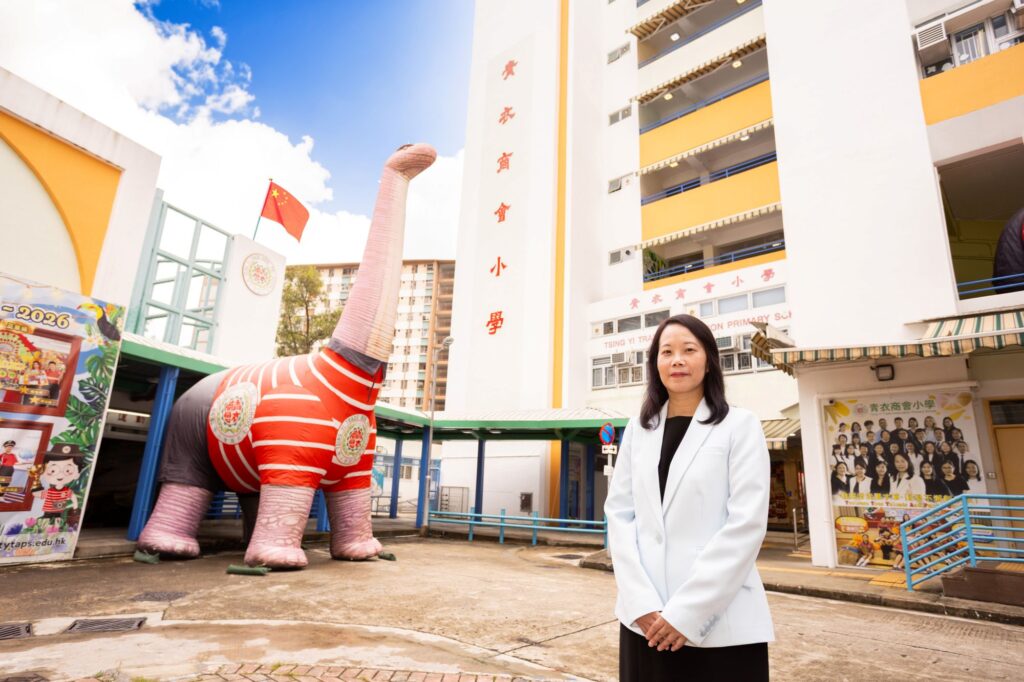 走進青衣商會小學,第一個迎面而來的「打卡點」不是壁報板,也不是操場,而是一隻高達七米的「恐龍」吉祥物「龍大樑」。它不是真恐龍,卻像校園的一份子,天天站在門外迎接孩子。麥美茵校長說,學生只要看見「龍大樑」,腦海就會浮現校園的歡樂與學習的趣味;更重要的是,它象徵「國之棟樑」,每個孩子都值得被好好栽培、被看見、被成就。這份「看見」,並不止於口號,而是一所學校如何把理念落在日常每一個細節之中。