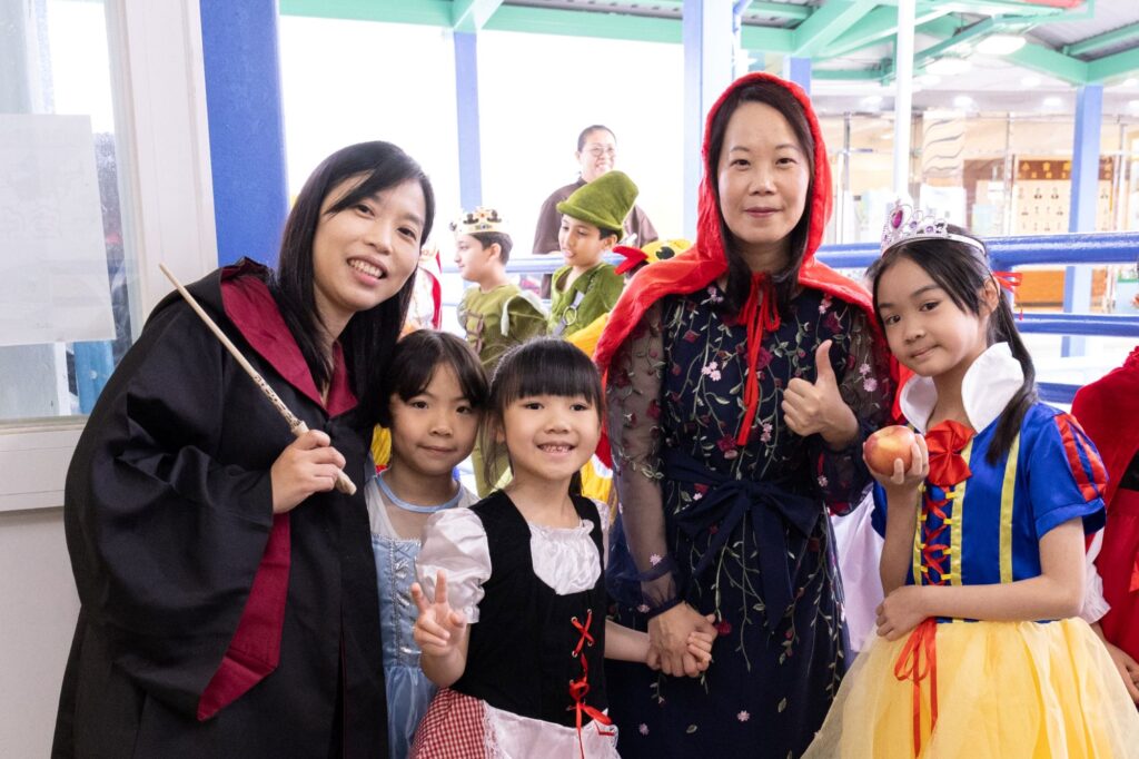 走進青衣商會小學,第一個迎面而來的「打卡點」不是壁報板,也不是操場,而是一隻高達七米的「恐龍」吉祥物「龍大樑」。它不是真恐龍,卻像校園的一份子,天天站在門外迎接孩子。麥美茵校長說,學生只要看見「龍大樑」,腦海就會浮現校園的歡樂與學習的趣味;更重要的是,它象徵「國之棟樑」,每個孩子都值得被好好栽培、被看見、被成就。這份「看見」,並不止於口號,而是一所學校如何把理念落在日常每一個細節之中。
