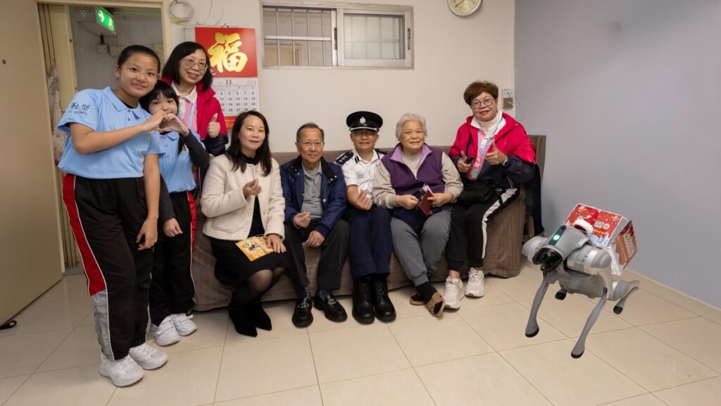 走進青衣商會小學,第一個迎面而來的「打卡點」不是壁報板,也不是操場,而是一隻高達七米的「恐龍」吉祥物「龍大樑」。它不是真恐龍,卻像校園的一份子,天天站在門外迎接孩子。麥美茵校長說,學生只要看見「龍大樑」,腦海就會浮現校園的歡樂與學習的趣味;更重要的是,它象徵「國之棟樑」,每個孩子都值得被好好栽培、被看見、被成就。這份「看見」,並不止於口號,而是一所學校如何把理念落在日常每一個細節之中。