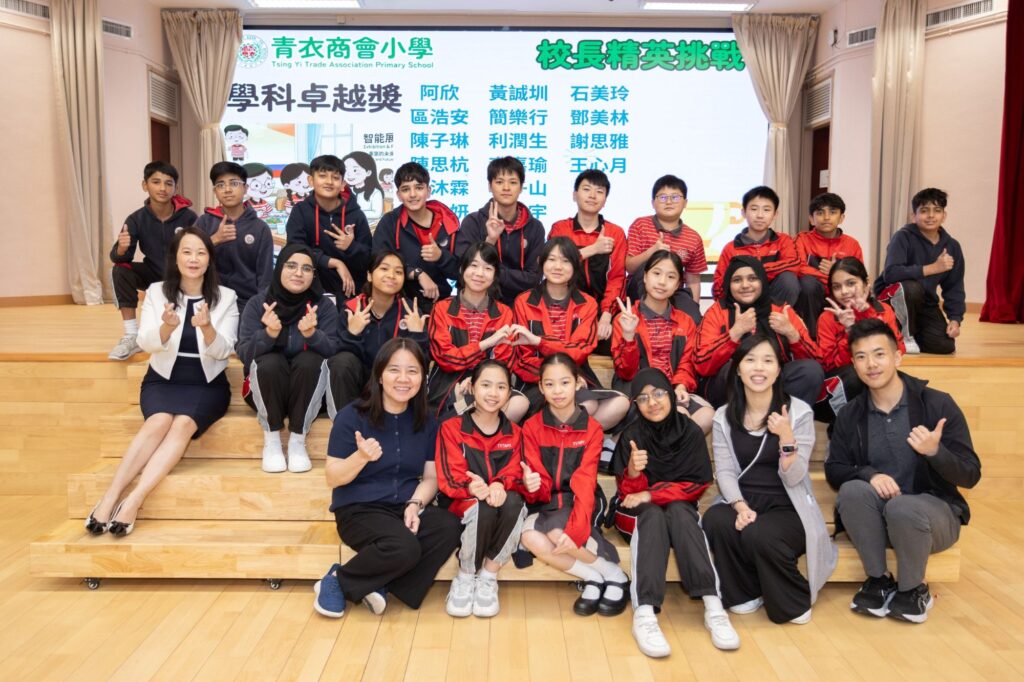 走進青衣商會小學,第一個迎面而來的「打卡點」不是壁報板,也不是操場,而是一隻高達七米的「恐龍」吉祥物「龍大樑」。它不是真恐龍,卻像校園的一份子,天天站在門外迎接孩子。麥美茵校長說,學生只要看見「龍大樑」,腦海就會浮現校園的歡樂與學習的趣味;更重要的是,它象徵「國之棟樑」,每個孩子都值得被好好栽培、被看見、被成就。這份「看見」,並不止於口號,而是一所學校如何把理念落在日常每一個細節之中。