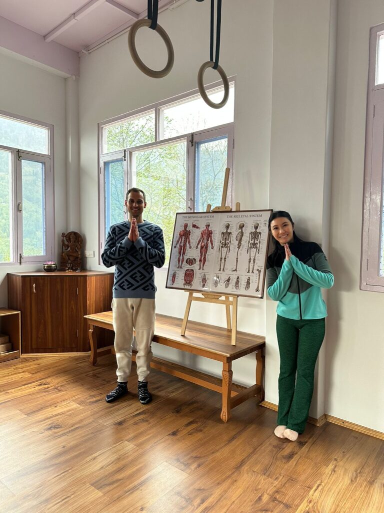 在香港,很多人的一天都被工作節奏推著走:腦袋不停轉、情緒不停起伏,最常冒出來的,偏偏是那些否定自己、讓人焦慮的聲音。瑜伽導師梁漫之Manchee說,她最初接觸瑜伽,並不是為了什麼「人生理想」,而是很實際——她發現自己根本不懂得放鬆,也沒有工具把自己從負面思緒裡拉出來。那段時間,她像不少打工仔一樣,想靠運動「郁一郁、動一動」,讓身體先鬆一點。於是她利用午飯時間,把吃飯的時間縮短,去附近上瑜伽課。因為童年跳過多年中國舞,身體對伸展、律動並不陌生,她也因此更容易踏出第一步。她記得,當時心裡有個很簡單的提醒:不用一開始就打擊自己,最重要是開始。