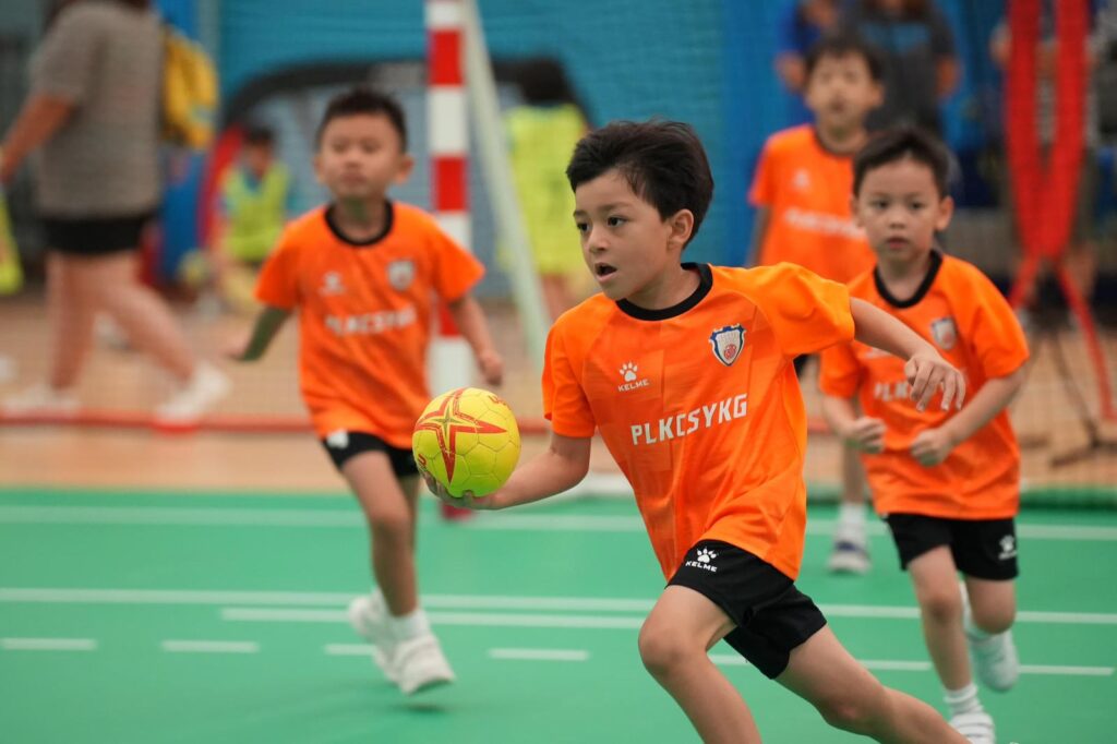 當一間幼稚園不再只問「孩子識唔識寫、識唔識讀」,而是認真地為他們準備舞台,讓孩子彈得到豎琴、玩得到新興運動、也學得到如何照顧生命與環境,那背後一定有一位很清楚自己在做什麼的帶領者。這篇文章聚焦保良局曾星如幼稚園校長陳希婷:她如何把自身對音樂的專長、對基層家庭的關懷,以及對品格與環保教育的堅持,落實成校園裡看得見的日常與成果;也讓我們看見,多元教育不是口號,而是可以一步步把「原本不一定輪到的機會」帶到孩子面前,讓他們在被看見、被肯定之中長出自信。