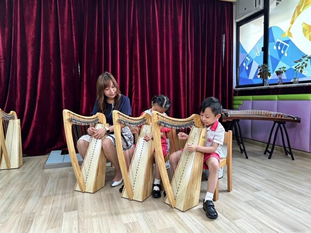 當一間幼稚園不再只問「孩子識唔識寫、識唔識讀」,而是認真地為他們準備舞台,讓孩子彈得到豎琴、玩得到新興運動、也學得到如何照顧生命與環境,那背後一定有一位很清楚自己在做什麼的帶領者。這篇文章聚焦保良局曾星如幼稚園校長陳希婷:她如何把自身對音樂的專長、對基層家庭的關懷,以及對品格與環保教育的堅持,落實成校園裡看得見的日常與成果;也讓我們看見,多元教育不是口號,而是可以一步步把「原本不一定輪到的機會」帶到孩子面前,讓他們在被看見、被肯定之中長出自信。