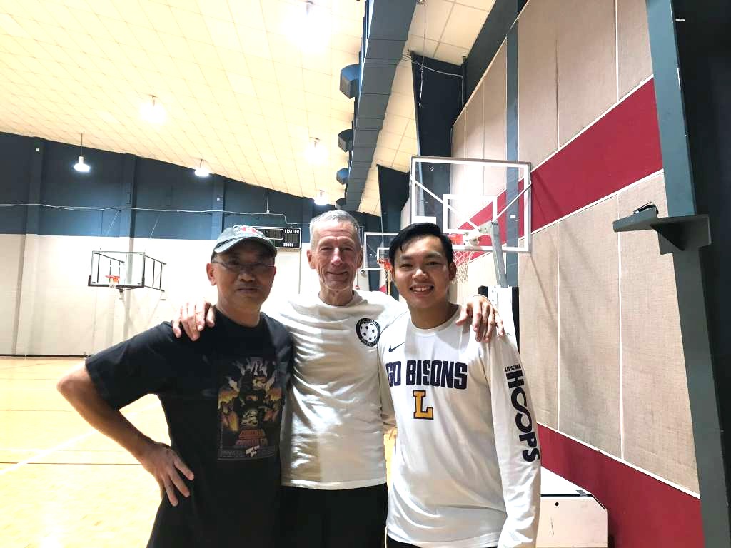 在李俊瑋Angus的故事裡,運動從來不只是勝負。它更像一條路——帶他離開熟悉的城市,去到更大的世界看見差距、承認差距,然後把那份「不甘心」轉成「我可以用另一種方式做到」。從香港校隊到美國職場,從籃球到匹克球(Pickleball),他走的每一步都不是臨時起意,而是一種持續累積的選擇:把自己最相信的熱誠,變成能讓更多人參與的舞台。