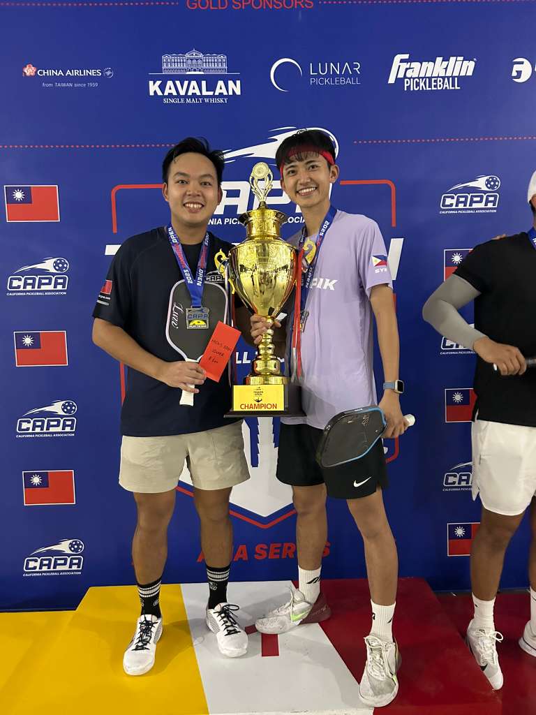 在李俊瑋Angus的故事裡,運動從來不只是勝負。它更像一條路——帶他離開熟悉的城市,去到更大的世界看見差距、承認差距,然後把那份「不甘心」轉成「我可以用另一種方式做到」。從香港校隊到美國職場,從籃球到匹克球(Pickleball),他走的每一步都不是臨時起意,而是一種持續累積的選擇:把自己最相信的熱誠,變成能讓更多人參與的舞台。