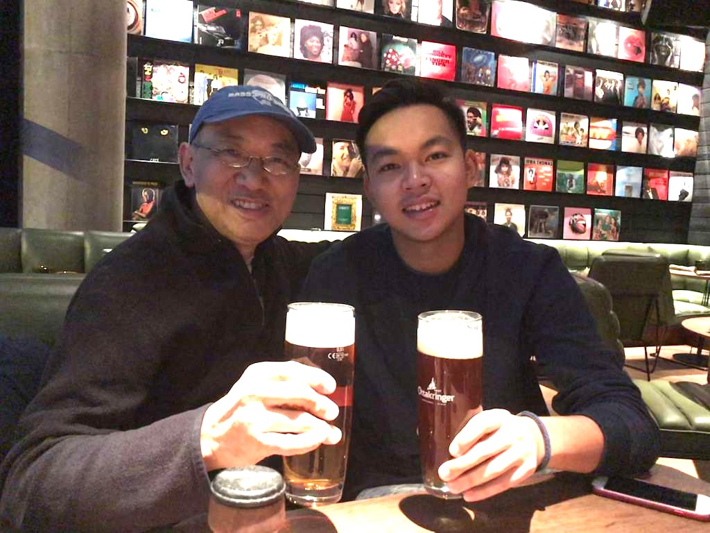 在李俊瑋Angus的故事裡,運動從來不只是勝負。它更像一條路——帶他離開熟悉的城市,去到更大的世界看見差距、承認差距,然後把那份「不甘心」轉成「我可以用另一種方式做到」。從香港校隊到美國職場,從籃球到匹克球(Pickleball),他走的每一步都不是臨時起意,而是一種持續累積的選擇:把自己最相信的熱誠,變成能讓更多人參與的舞台。
