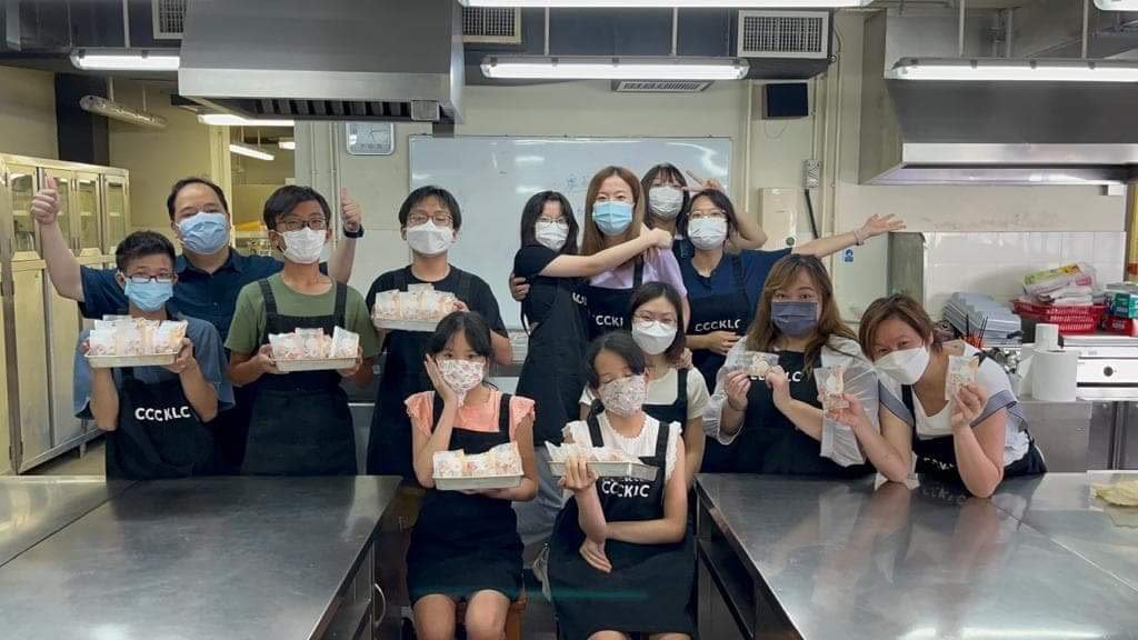 在課室裡,一班學生圍着工作枱,有人小心準備材料,有人緊張地擠忌廉,也有人一邊問、一邊怕自己做錯。葉詩敏 Nicole 站在旁邊,留意着每一雙手、每一個步驟。對她來說,烘焙課從來不只是教學生做蛋糕、曲奇或甜品,而是讓他們在一次次完成作品的過程中,發現自己原來可以專注、可以合作,也可以把一件事做好。從音樂教師到藍帶廚藝畢業的烘焙師傅,再走進校園任教近十年,Nicole 最珍惜的,不是學生做出多完美的成品,而是他們把作品帶回家、請老師品嚐時,那份「我真的做到了」的肯定。