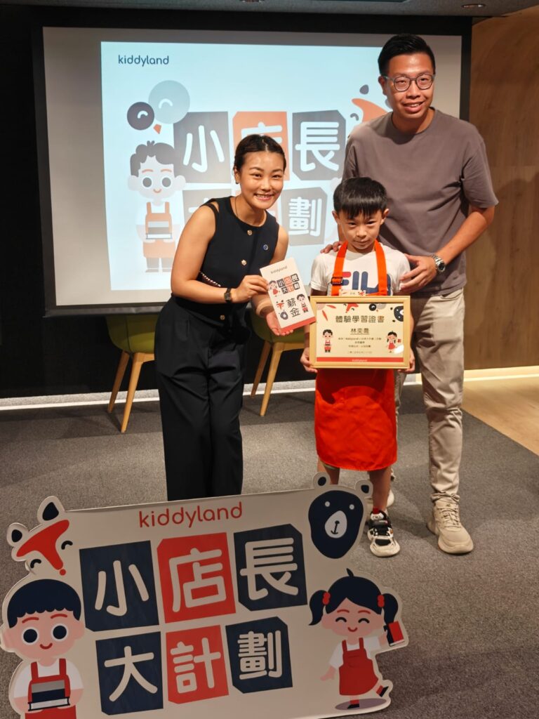 認識奕喬是在他二年級的時候，那時我擔任他的常識科老師。過去一年，奕喬積極參與社區服務，亦主動在學校幫助有需要的同學，希望用自己小小的力量，關心身邊的人。