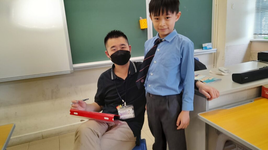 認識奕喬是在他二年級的時候，那時我擔任他的常識科老師。過去一年，奕喬積極參與社區服務，亦主動在學校幫助有需要的同學，希望用自己小小的力量，關心身邊的人。