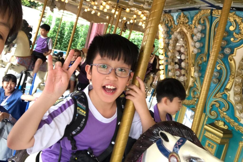 過去一年，學校為曦朗提供了參與義工服務的機會，讓他在過程中獲益良多。