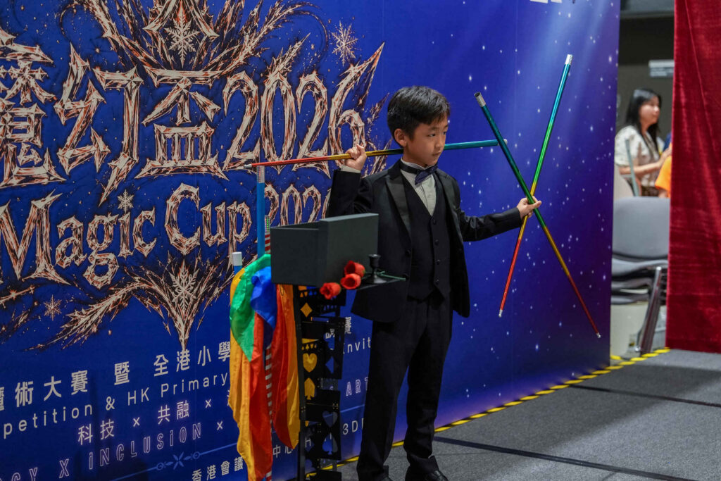 由融樹頭創意藝術文化基金會主辦的「魔幻盃2026——菁英魔術大賽 暨 全港小學魔術演藝邀請賽」於2026年5月17日(星期日)在香港會議展覽中心 Hall 3DE 舉行(14:00–17:30),吸引來自本地及外地的魔術表演者、學生、家長及魔術愛好者參與。主辦方期望透過比賽、科技與跨界交流,讓魔術不只停留在舞台上的一瞬驚喜,而是走進教育與社群,成為可被學習、可被累積、可被延續的力量。