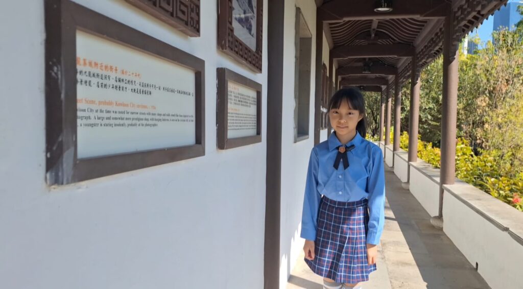 最近我和家長們以監製及統籌的身份﹐帶領一班小五風纪隊三名學生參與了一部名為《九龍寨城公園前九龍寨城衙門》的短片製作。我們將這一段短片參加了一個名為「香港古蹟導賞KOL—普通話古蹟導賞短片製作比賽」，三位學生化身「古蹟導賞KOL」，憑著無窮的創意和出色的普通話表達能力，製作出以法定古蹟「九龍寨城公園前九龍寨城衙門」為主題的精彩短片，該比賽由香港教育工作者聯會主辦，語文教育及研究常務委員會(語常會)、語文基金支持及撥款，名為「第二屆香港古蹟導賞 KOL - 普通話古蹟導賞短片製作比賽」，貫徹「走出課室，走進社區，活用所學，探索文化，導賞古蹟」的核心理念，讓學生走進社區，踏進歷史古蹟，體驗和感受中國歷史文化地點的豐厚面貌，了解更多元的社區文化。是次比賽反應熱烈，經專業評審嚴格挑選後，分別選出多個組別的得獎者。而我校成功在全港23間參賽小學中脫穎而出，勇奪兩項大獎！🥳