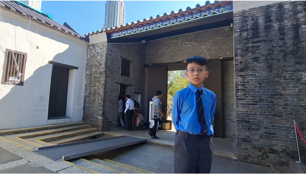 最近我和家長們以監製及統籌的身份﹐帶領一班小五風纪隊三名學生參與了一部名為《九龍寨城公園前九龍寨城衙門》的短片製作。我們將這一段短片參加了一個名為「香港古蹟導賞KOL—普通話古蹟導賞短片製作比賽」，三位學生化身「古蹟導賞KOL」，憑著無窮的創意和出色的普通話表達能力，製作出以法定古蹟「九龍寨城公園前九龍寨城衙門」為主題的精彩短片，該比賽由香港教育工作者聯會主辦，語文教育及研究常務委員會(語常會)、語文基金支持及撥款，名為「第二屆香港古蹟導賞 KOL - 普通話古蹟導賞短片製作比賽」，貫徹「走出課室，走進社區，活用所學，探索文化，導賞古蹟」的核心理念，讓學生走進社區，踏進歷史古蹟，體驗和感受中國歷史文化地點的豐厚面貌，了解更多元的社區文化。是次比賽反應熱烈，經專業評審嚴格挑選後，分別選出多個組別的得獎者。而我校成功在全港23間參賽小學中脫穎而出，勇奪兩項大獎！🥳