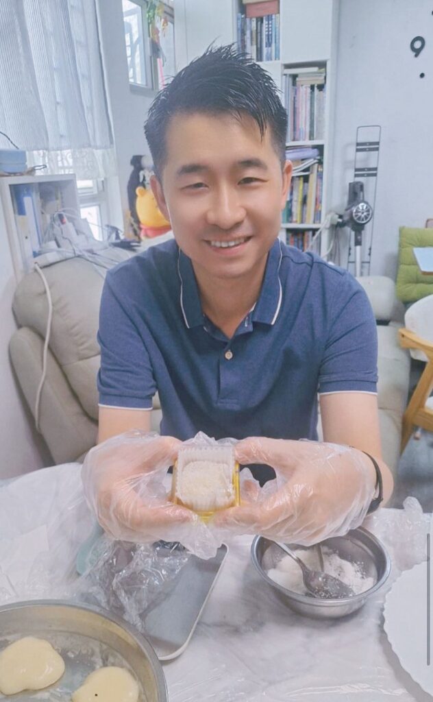 天氣咁熱，一顆糯米糍便是你的夏日小救星。炎炎夏日，咬開一顆凍冰冰、滑捋捋嘅糯米糍。冰涼軟滑的糯米皮，滿滿花生、芝麻、芒果餡料瞬間爆漿，簡直係香港人消暑嘅神器。一直都好想整，難得趁着假期，終於可以動手製作，下次便可以整多啲和朋友一齊分享🥰