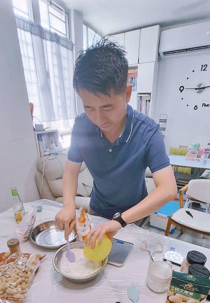 天氣咁熱，一顆糯米糍便是你的夏日小救星。炎炎夏日，咬開一顆凍冰冰、滑捋捋嘅糯米糍。冰涼軟滑的糯米皮，滿滿花生、芝麻、芒果餡料瞬間爆漿，簡直係香港人消暑嘅神器。一直都好想整，難得趁着假期，終於可以動手製作，下次便可以整多啲和朋友一齊分享🥰