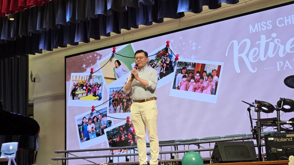 在香港浸信會聯會小學的禮堂裡，張瑞瑜校長的榮休活動，沒有太多離別的沉重，反而像一場久別重逢的家庭聚會。老師、嘉賓、家長、學生、校友、舊同事一一回來，為的不是單單說一聲「再見」，而是向一位在學校服務二十九年的教育工作者，說一句真心的「多謝」。台上的司儀以輕鬆的對話打開活動：「張校長在學校已經做了二十九年。」對學生而言，二十九年或許是一個很難想像的長度；但對聯小的師生和家長來說，這段日子卻是看得見、摸得到的。它藏在校園的日常裡，藏在每一次早會、每一頓與學生的飯局、每一次與家長的同行，也藏在一代又一代孩子成長的故事裡。