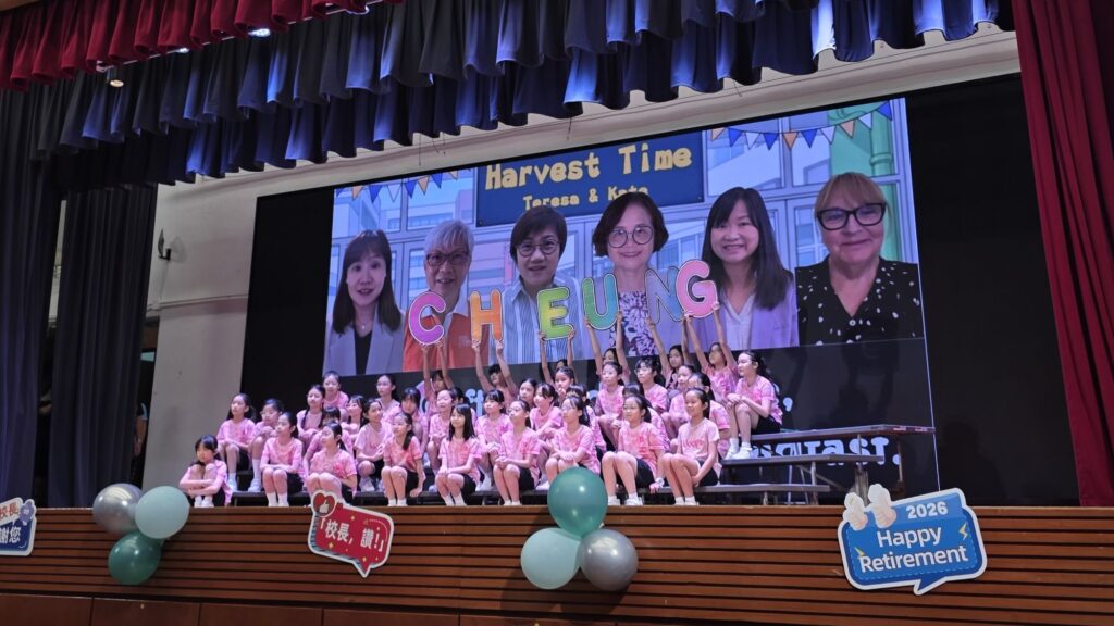 在香港浸信會聯會小學的禮堂裡，張瑞瑜校長的榮休活動，沒有太多離別的沉重，反而像一場久別重逢的家庭聚會。老師、嘉賓、家長、學生、校友、舊同事一一回來，為的不是單單說一聲「再見」，而是向一位在學校服務二十九年的教育工作者，說一句真心的「多謝」。台上的司儀以輕鬆的對話打開活動：「張校長在學校已經做了二十九年。」對學生而言，二十九年或許是一個很難想像的長度；但對聯小的師生和家長來說，這段日子卻是看得見、摸得到的。它藏在校園的日常裡，藏在每一次早會、每一頓與學生的飯局、每一次與家長的同行，也藏在一代又一代孩子成長的故事裡。