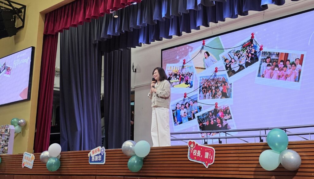 在香港浸信會聯會小學的禮堂裡，張瑞瑜校長的榮休活動，沒有太多離別的沉重，反而像一場久別重逢的家庭聚會。老師、嘉賓、家長、學生、校友、舊同事一一回來，為的不是單單說一聲「再見」，而是向一位在學校服務二十九年的教育工作者，說一句真心的「多謝」。台上的司儀以輕鬆的對話打開活動：「張校長在學校已經做了二十九年。」對學生而言，二十九年或許是一個很難想像的長度；但對聯小的師生和家長來說，這段日子卻是看得見、摸得到的。它藏在校園的日常裡，藏在每一次早會、每一頓與學生的飯局、每一次與家長的同行，也藏在一代又一代孩子成長的故事裡。