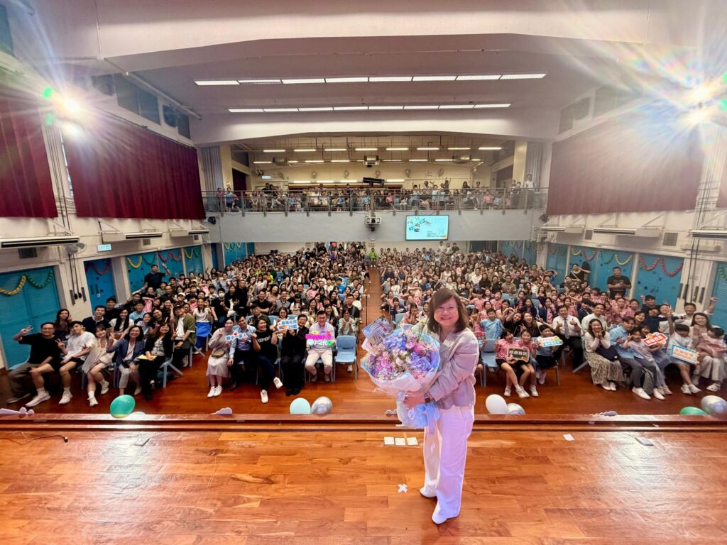 在香港浸信會聯會小學的禮堂裡，張瑞瑜校長的榮休活動，沒有太多離別的沉重，反而像一場久別重逢的家庭聚會。老師、嘉賓、家長、學生、校友、舊同事一一回來，為的不是單單說一聲「再見」，而是向一位在學校服務二十九年的教育工作者，說一句真心的「多謝」。台上的司儀以輕鬆的對話打開活動：「張校長在學校已經做了二十九年。」對學生而言，二十九年或許是一個很難想像的長度；但對聯小的師生和家長來說，這段日子卻是看得見、摸得到的。它藏在校園的日常裡，藏在每一次早會、每一頓與學生的飯局、每一次與家長的同行，也藏在一代又一代孩子成長的故事裡。