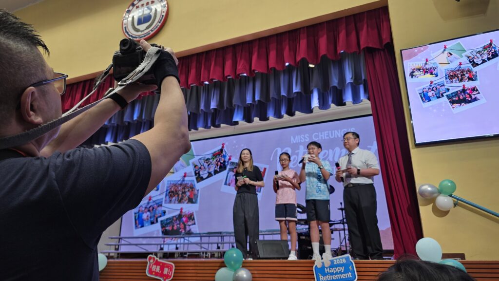 在香港浸信會聯會小學的禮堂裡，張瑞瑜校長的榮休活動，沒有太多離別的沉重，反而像一場久別重逢的家庭聚會。老師、嘉賓、家長、學生、校友、舊同事一一回來，為的不是單單說一聲「再見」，而是向一位在學校服務二十九年的教育工作者，說一句真心的「多謝」。台上的司儀以輕鬆的對話打開活動：「張校長在學校已經做了二十九年。」對學生而言，二十九年或許是一個很難想像的長度；但對聯小的師生和家長來說，這段日子卻是看得見、摸得到的。它藏在校園的日常裡，藏在每一次早會、每一頓與學生的飯局、每一次與家長的同行，也藏在一代又一代孩子成長的故事裡。