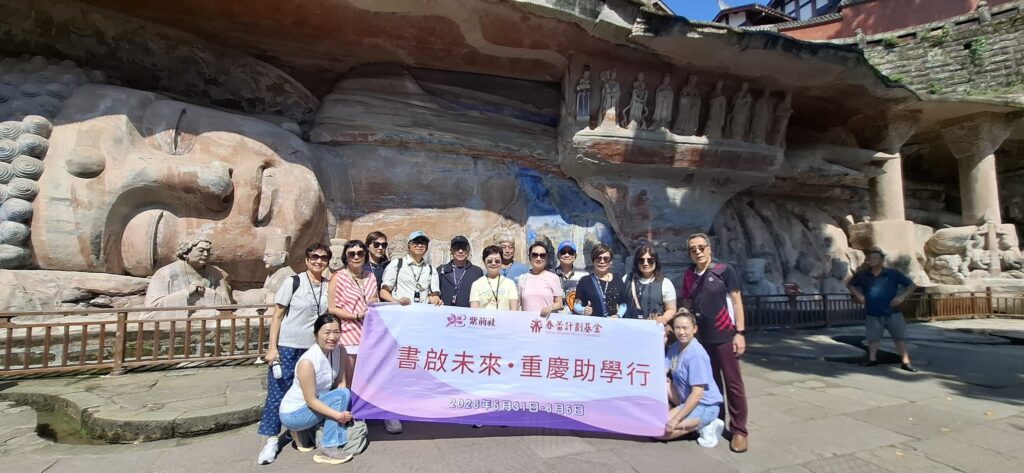六一兒童節,本應是屬於孩子們歡笑與祝福的日子。對重慶市酉陽縣蒼嶺鎮中心小學的孩子而言,今年的節日禮物格外珍貴,香港春蕾計劃基金捐贈的一所「安康圖書室」,將一冊冊承載知識與希望的優質圖書,送到山區校園,也送進孩子們渴望看見更大世界的心裏。對不少身處山區的孩子來說,閱讀不只是課堂以外的興趣,更是一扇通往遠方的窗。透過書本,他們得以認識山外的城市、不同的文化、遼闊的世界,也在字裏行間想像未來的自己。一本好書,也許能在某個午後,悄悄種下一顆夢想的種子;一間圖書室,則可能成為一代孩子探索世界的起點。