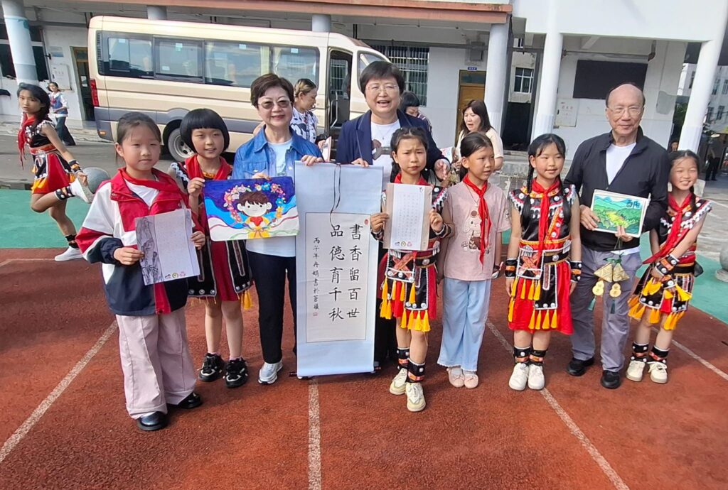 六一兒童節,本應是屬於孩子們歡笑與祝福的日子。對重慶市酉陽縣蒼嶺鎮中心小學的孩子而言,今年的節日禮物格外珍貴,香港春蕾計劃基金捐贈的一所「安康圖書室」,將一冊冊承載知識與希望的優質圖書,送到山區校園,也送進孩子們渴望看見更大世界的心裏。對不少身處山區的孩子來說,閱讀不只是課堂以外的興趣,更是一扇通往遠方的窗。透過書本,他們得以認識山外的城市、不同的文化、遼闊的世界,也在字裏行間想像未來的自己。一本好書,也許能在某個午後,悄悄種下一顆夢想的種子;一間圖書室,則可能成為一代孩子探索世界的起點。