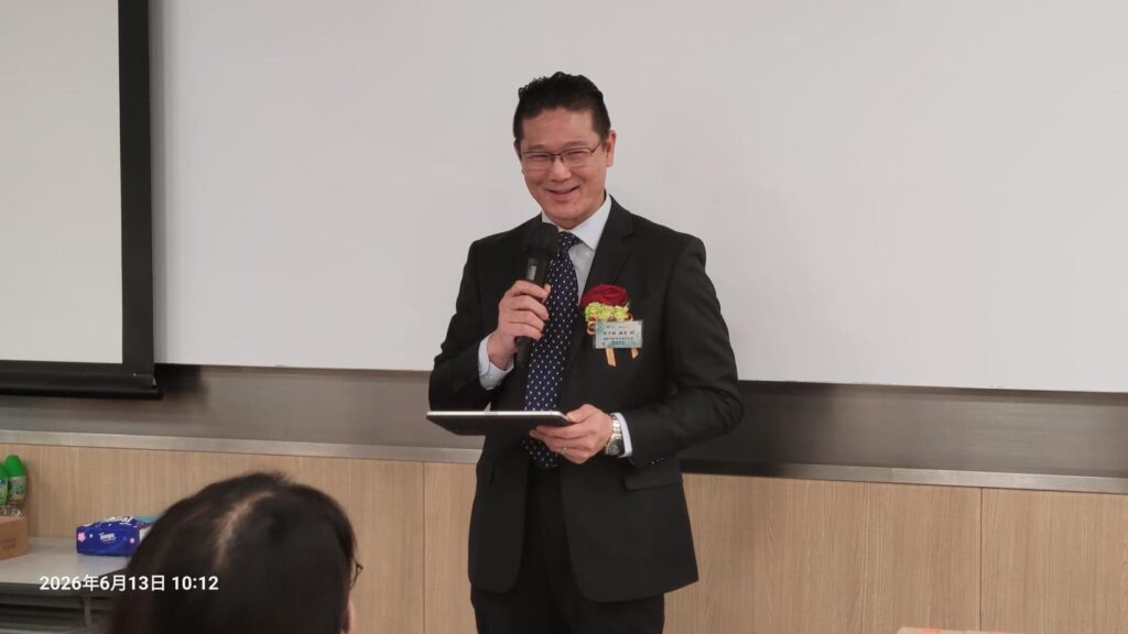 6月13日早上，香港教育大學大埔校園內，一場以「香港數學教育發展：從目標為本課程到數學建模與人工智能教學」為題的工作坊，吸引了眾多教育界同工及關心數學教育的人士出席。活動由羅富國教育學院校友會及香港教育大學數學教育校友會合辦，並獲香港教育大學支持。這不是一場只談公式與課程文件的研討會。現場更像一次跨世代的教育專業交流：有人回望香港數學課程的發展歷程，有人分享前線課室的真實挑戰，也有人示範AI如何成為教師備課、評估和照顧學習差異的助手。這場工作坊帶出一個值得教育界共同思考的訊息：今天的數學教育，早已不只是計算答案，而是培養學生理解世界、解決問題和持續學習的能力。