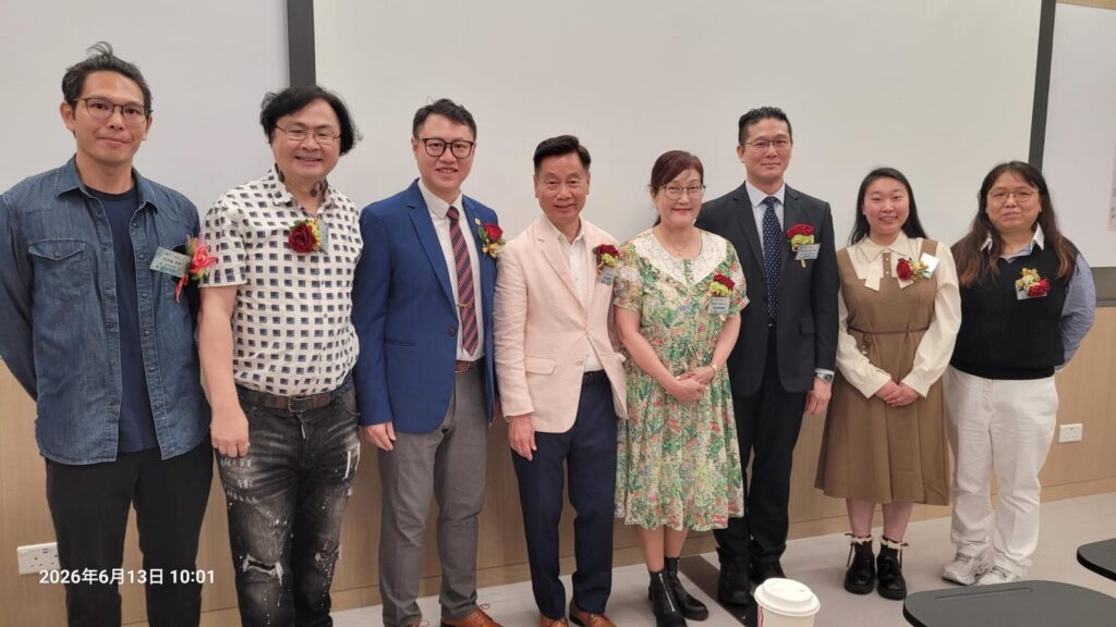 6月13日早上，香港教育大學大埔校園內，一場以「香港數學教育發展：從目標為本課程到數學建模與人工智能教學」為題的工作坊，吸引了眾多教育界同工及關心數學教育的人士出席。活動由羅富國教育學院校友會及香港教育大學數學教育校友會合辦，並獲香港教育大學支持。這不是一場只談公式與課程文件的研討會。現場更像一次跨世代的教育專業交流：有人回望香港數學課程的發展歷程，有人分享前線課室的真實挑戰，也有人示範AI如何成為教師備課、評估和照顧學習差異的助手。這場工作坊帶出一個值得教育界共同思考的訊息：今天的數學教育，早已不只是計算答案，而是培養學生理解世界、解決問題和持續學習的能力。