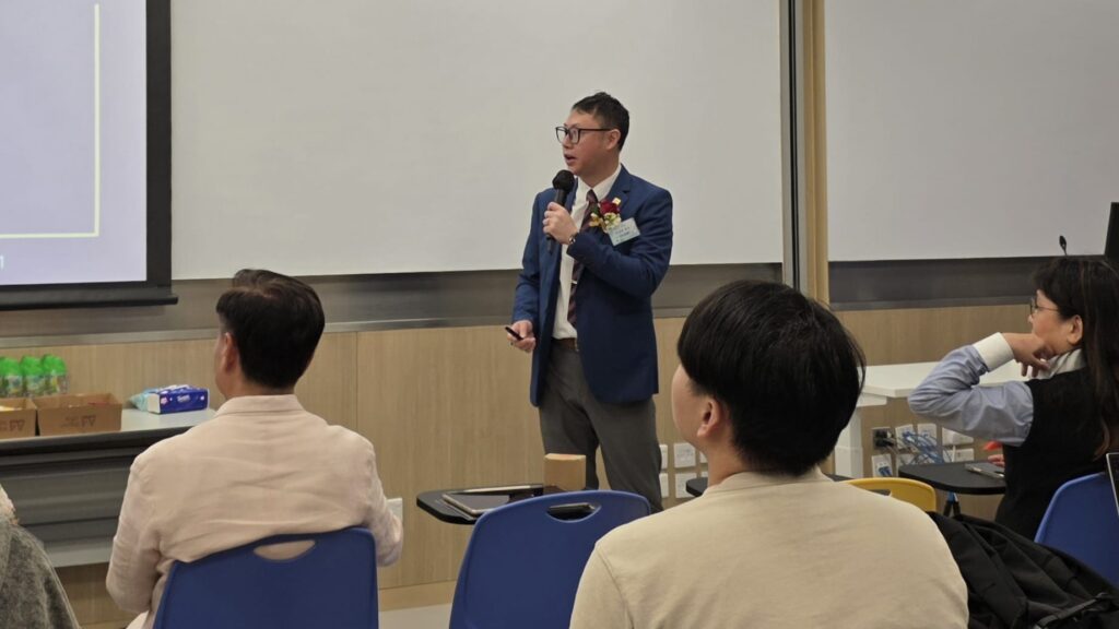 6月13日早上，香港教育大學大埔校園內，一場以「香港數學教育發展：從目標為本課程到數學建模與人工智能教學」為題的工作坊，吸引了眾多教育界同工及關心數學教育的人士出席。活動由羅富國教育學院校友會及香港教育大學數學教育校友會合辦，並獲香港教育大學支持。這不是一場只談公式與課程文件的研討會。現場更像一次跨世代的教育專業交流：有人回望香港數學課程的發展歷程，有人分享前線課室的真實挑戰，也有人示範AI如何成為教師備課、評估和照顧學習差異的助手。這場工作坊帶出一個值得教育界共同思考的訊息：今天的數學教育，早已不只是計算答案，而是培養學生理解世界、解決問題和持續學習的能力。