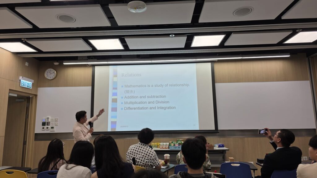 6月13日早上，香港教育大學大埔校園內，一場以「香港數學教育發展：從目標為本課程到數學建模與人工智能教學」為題的工作坊，吸引了眾多教育界同工及關心數學教育的人士出席。活動由羅富國教育學院校友會及香港教育大學數學教育校友會合辦，並獲香港教育大學支持。這不是一場只談公式與課程文件的研討會。現場更像一次跨世代的教育專業交流：有人回望香港數學課程的發展歷程，有人分享前線課室的真實挑戰，也有人示範AI如何成為教師備課、評估和照顧學習差異的助手。這場工作坊帶出一個值得教育界共同思考的訊息：今天的數學教育，早已不只是計算答案，而是培養學生理解世界、解決問題和持續學習的能力。