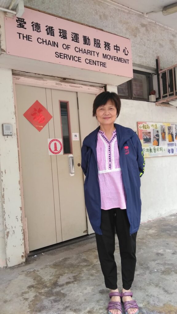 退休社工 陳美鳳姑娘 不是那種一開口就會把人生講得很漂亮的人。她的敘述裡有停學、有趕工、有轉行，也有「我其實好驚青」的坦白；但正因為沒有包裝，你會更想追問：一個在家裡工場幫手、讀書斷斷續續的女孩，怎樣走進銀行、又怎樣果斷離開；怎樣從女童院的輪班生活開始，慢慢找到自己真正站得住的位置；又怎樣在扶康會做了近三十年，面對不同程度的智障人士與他們的家庭，把服務做成一套能讓人較安心的日常。