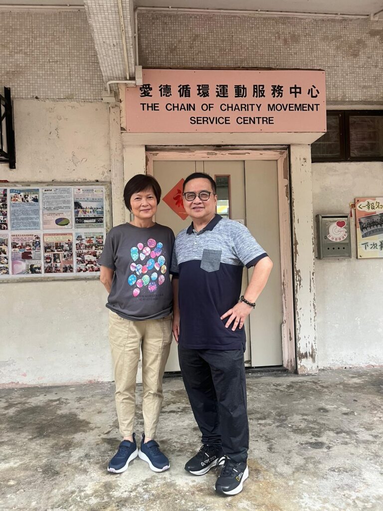 退休社工 陳美鳳姑娘 不是那種一開口就會把人生講得很漂亮的人。她的敘述裡有停學、有趕工、有轉行，也有「我其實好驚青」的坦白；但正因為沒有包裝，你會更想追問：一個在家裡工場幫手、讀書斷斷續續的女孩，怎樣走進銀行、又怎樣果斷離開；怎樣從女童院的輪班生活開始，慢慢找到自己真正站得住的位置；又怎樣在扶康會做了近三十年，面對不同程度的智障人士與他們的家庭，把服務做成一套能讓人較安心的日常。