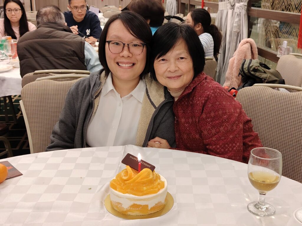 退休社工 陳美鳳姑娘 不是那種一開口就會把人生講得很漂亮的人。她的敘述裡有停學、有趕工、有轉行，也有「我其實好驚青」的坦白；但正因為沒有包裝，你會更想追問：一個在家裡工場幫手、讀書斷斷續續的女孩，怎樣走進銀行、又怎樣果斷離開；怎樣從女童院的輪班生活開始，慢慢找到自己真正站得住的位置；又怎樣在扶康會做了近三十年，面對不同程度的智障人士與他們的家庭，把服務做成一套能讓人較安心的日常。