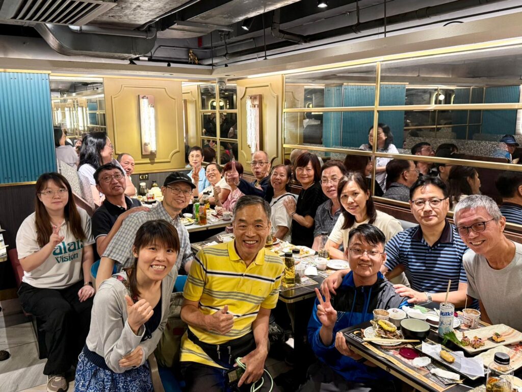 退休社工 陳美鳳姑娘 不是那種一開口就會把人生講得很漂亮的人。她的敘述裡有停學、有趕工、有轉行，也有「我其實好驚青」的坦白；但正因為沒有包裝，你會更想追問：一個在家裡工場幫手、讀書斷斷續續的女孩，怎樣走進銀行、又怎樣果斷離開；怎樣從女童院的輪班生活開始，慢慢找到自己真正站得住的位置；又怎樣在扶康會做了近三十年，面對不同程度的智障人士與他們的家庭，把服務做成一套能讓人較安心的日常。