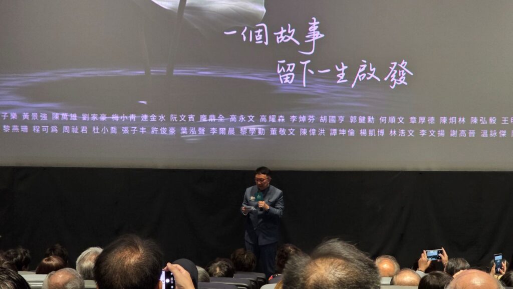 《24道採樣。耆談》日前於銅鑼灣時代廣場英皇戲院舉行放映會,現場星光熠熠,胡鴻鈞、朱晨麗、杜小喬、黎燕珊、程可為等藝人出席,傳媒焦點自然落在一眾演員身上。然而,在熱鬧背後,這個節目的真正起點,來自出品人唐世煌先生一個很樸素的念頭。多年投身商界、曾推動教育科技發展的他,希望趁自己仍有能力,把香港一代前輩的故事、經驗和氣節記錄下來,留給年輕人。今年七十五歲的唐世煌,沒有把目光只放在過去的成績,而是反問自己:「餘下的人生,還可以做些甚麼?」這個問題,最後變成了《24道採樣。耆談》。
