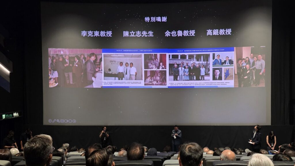 《24道採樣。耆談》日前於銅鑼灣時代廣場英皇戲院舉行放映會,現場星光熠熠,胡鴻鈞、朱晨麗、杜小喬、黎燕珊、程可為等藝人出席,傳媒焦點自然落在一眾演員身上。然而,在熱鬧背後,這個節目的真正起點,來自出品人唐世煌先生一個很樸素的念頭。多年投身商界、曾推動教育科技發展的他,希望趁自己仍有能力,把香港一代前輩的故事、經驗和氣節記錄下來,留給年輕人。今年七十五歲的唐世煌,沒有把目光只放在過去的成績,而是反問自己:「餘下的人生,還可以做些甚麼?」這個問題,最後變成了《24道採樣。耆談》。