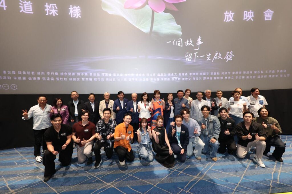 《24道採樣。耆談》日前於銅鑼灣時代廣場英皇戲院舉行放映會,現場星光熠熠,胡鴻鈞、朱晨麗、杜小喬、黎燕珊、程可為等藝人出席,傳媒焦點自然落在一眾演員身上。然而,在熱鬧背後,這個節目的真正起點,來自出品人唐世煌先生一個很樸素的念頭。多年投身商界、曾推動教育科技發展的他,希望趁自己仍有能力,把香港一代前輩的故事、經驗和氣節記錄下來,留給年輕人。今年七十五歲的唐世煌,沒有把目光只放在過去的成績,而是反問自己:「餘下的人生,還可以做些甚麼?」這個問題,最後變成了《24道採樣。耆談》。