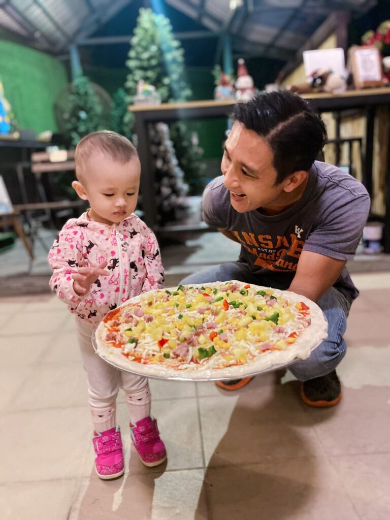 香港的節奏快得讓人忘記呼吸：工時拉長、訊息轟炸、孩子的課表排得密不透風，大人也常把疲憊當作常態。Living Farm 生活農莊負責人梁國鋒 Godfrey 走過兩個世界，在香港感受過讀書與生活的高壓，也在英國的農場校園裡體會過另一種成長方式：把學習放進土地與日常。多年後，他從建築與設計行業的高速旋轉中抽身，選擇回到一塊地，親手把「減壓」變成看得見、摸得到的空間與社群。這不是一時衝動的轉身，而是一場關於自我重整、也關於如何陪孩子長大的真實實驗。
