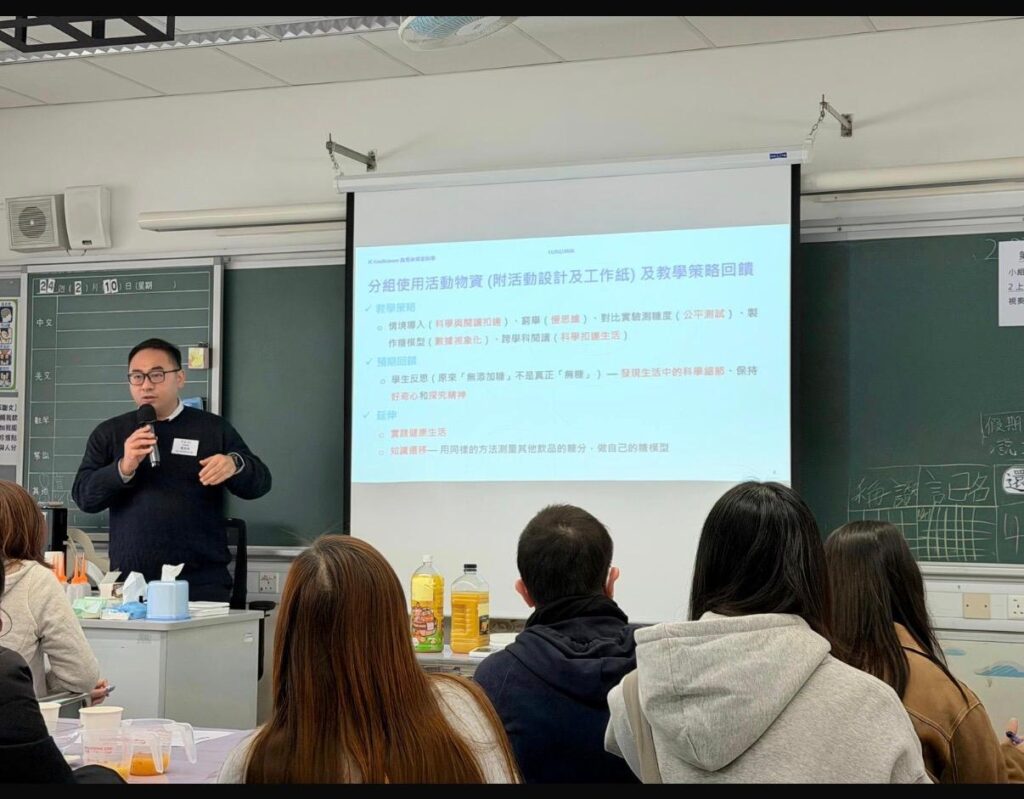 一位老師,可以用什麼把孩子「帶出」原本的世界?是成績,是獎項,還是一套更漂亮的課程?羅英翔老師,大家口中的「羅Sir」給出的答案更貼地:一片被閒置的草地、一支欖球隊、一次不敢開口買小食的尷尬,還有一套願意陪孩子練到「講得出、做得到」的方法。他不太愛講大道理,卻很擅長把限制變成入口:在元朗,他把長期「養蚊」的草地球場變成孩子的舞台,讓英文從試卷上的字變成球場上的指令、街邊檔口前的一句對話;到了聖公會聖提摩太小學,他把同一份「要實用、要公平、要幫到人」的信念放進AI,不是為了追潮流,而是為了幫老師省回時間,幫孩子被更準確地看見。這篇專訪,沿著羅Sir的路線走一趟,你會發現他一直在做同一件事:把孩子帶出去,把學習做實,把老師撐住。