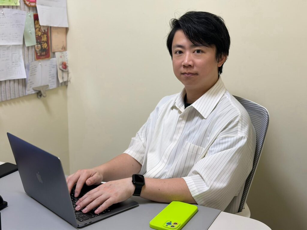 在香港,補習往往被視為「追成績」的必經之路;但當功課、測驗與比較成為日常,愈來愈多孩子開始抗拒學習,甚至把自己定義為「我唔得」。N+ 教育中心創辦人 蔡德偉(Nic Sir)正是從這些現場感受出發的人。他出身社工,曾入校擔任駐校社工,近距離看過孩子如何在壓力下失去自信,也看過家庭與學校之間的落差如何把孩子推向逃避。2012 年,他創立自己的教育中心,嘗試用另一種方式做教育:不只補知識,更重視孩子的情緒、態度與學習動機,讓他們重新願意學、學得起、也學得下去。