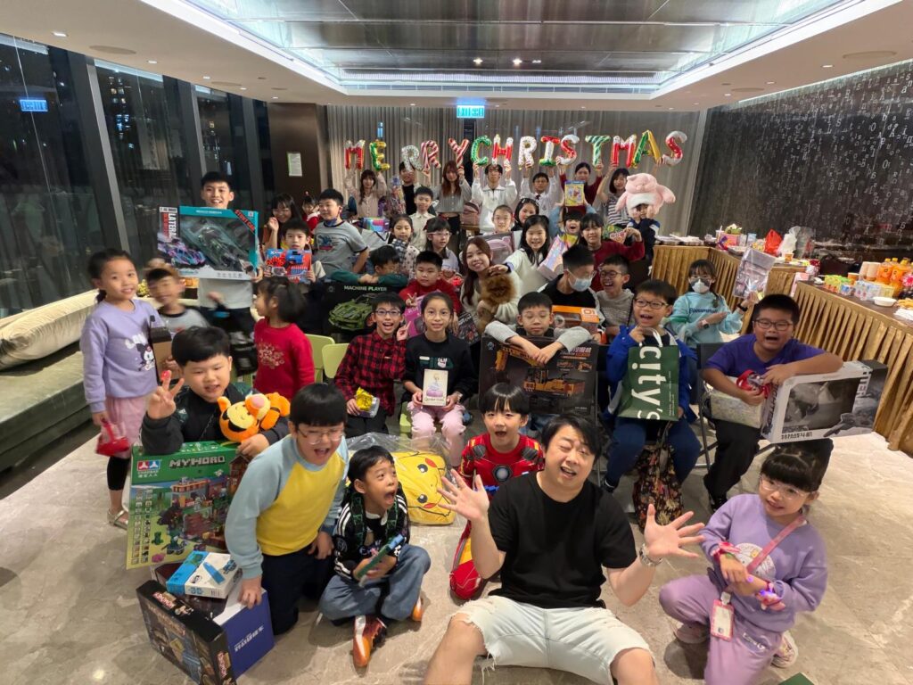 在香港,補習往往被視為「追成績」的必經之路;但當功課、測驗與比較成為日常,愈來愈多孩子開始抗拒學習,甚至把自己定義為「我唔得」。N+ 教育中心創辦人 蔡德偉(Nic Sir)正是從這些現場感受出發的人。他出身社工,曾入校擔任駐校社工,近距離看過孩子如何在壓力下失去自信,也看過家庭與學校之間的落差如何把孩子推向逃避。2012 年,他創立自己的教育中心,嘗試用另一種方式做教育:不只補知識,更重視孩子的情緒、態度與學習動機,讓他們重新願意學、學得起、也學得下去。